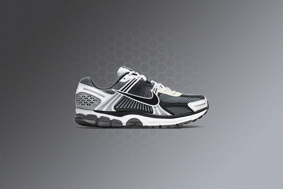 Zoom Vomero 5 SE SP - Dark Grey/Black/White/Sail